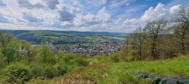 Auf dem Bild ist der Ausblick von der Königszinne Bodenwerder über den Ort zu sehen. Im Vordergrund sind die Wohnhäuser zu sehen. Hinten rechts die Kiesteiche Hehlen und dahinter der Ortsteil Hehlen selbst. Im Hintergrund sind die Gebirgszüge sowie Wiesen, Felder und Wälder zu sehen.&nbsp;&copy;&nbsp;Samtgemeinde Bodenwerder-Polle