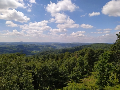 Der 13 m hohe Ebersnackenturm besteht auf einer Holzkonstruktion und steht in seiner jetzigen Form auf dem Ebersnacken (460 m ü. NN), dem höchsten Berg im Vogler.
Wie auf dem Bild zu erkennen, hat man vom Turm aus einen weiten Blick in die Ferne der steht er in seiner jetzigen Form auf dem Ebersnacken (460 m ü. NN), dem höchsten Berg im Vogler. Auf dem Bild ist die Aussicht vom Ebersnackenturm auf die umliegenden weiten Waldgebiete des Voglers zu sehen.&nbsp;&copy;&nbsp;Samtgemeinde Bodenwerder-Polle
