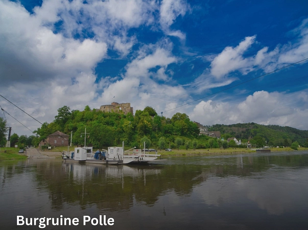 Burgruine Polle.jpg Die Ruine der Burg Polle auf einer etwa 25 m hohen Bergkuppe oberhalb der Gemeinde Polle ist eine markante Burgruine im Wesertal. Sie liegt direkt östlich sowie unterhalb der Burg angrenzenden Weserschleife. Sie gilt als eine der Stammburgen der Eversteiner Grafen und wurde erstmals 1285 urkundlich erwähnt bis sie im Dreißigjährigen Krieg 1641 von schwedischen Truppen zerstört wurde. Seitdem blieb die Poller Burg eine Ruine.
Hier der Blick von der anderen Weserseite auf die Burgruine Polle auf der Erhöhung sowie die Gierseilfähre im Vordergrund.
Von der historischen Ruine aus hat man einen guten Überblick auf die Poller Fähre und den schönen Weserbogen.
Außerdem hat man einen fantastischen Ausblick über das Weserbergland der bis auf die benachbarte Ortschaft Heinsen reicht.
In den Sommermonaten fungiert die Burg außerdem als herrliche Naturkulisse für Theateraufführungen, Märkte sowie Konzerte. © Samtgemeinde Bodenwerder-Polle/Rolf Sander