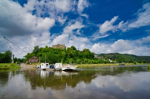 Die Ruine der Burg Polle auf einer etwa 25 m hohen Bergkuppe oberhalb der Gemeinde Polle ist eine markante Burgruine im Wesertal. Sie liegt direkt östlich sowie unterhalb der Burg angrenzenden Weserschleife. Sie gilt als eine der Stammburgen der Eversteiner Grafen und wurde erstmals 1285 urkundlich erwähnt bis sie im Dreißigjährigen Krieg 1641 von schwedischen Truppen zerstört wurde. Seitdem blieb die Poller Burg eine Ruine. 
Hier der Blick von der anderen Weserseite auf die Burgruine Polle auf der Erhöhung sowie die Gierseilfähre im Vordergrund.
Von der historischen Ruine aus hat man einen guten Überblick auf die Poller Fähre und den schönen Weserbogen. 
Außerdem hat man einen fantastischen Ausblick über das Weserbergland der bis auf die benachbarte Ortschaft Heinsen reicht. 
In den Sommermonaten fungiert die Burg außerdem als herrliche Naturkulisse für Theateraufführungen, Märkte sowie Konzerte.&nbsp;&copy;&nbsp;Samtgemeinde Bodenwerder-Polle - Rolf Sander