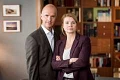 Christoph Maria Herbst steht neben Anette Frier, die die Arme verschränkt hat, während beide in die Kamera schauen. Er trägt eine Glatze und hat auf diesem Foto ein dunkles Sakko mit weißem Hemd an. Anette Frier hat blonde Haare und trägt einen weinroten&nbsp;&copy;&nbsp;ZDF: Martin Rottenkolber
