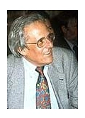 Dieter Hildebrand sitzt im Publikum und schaut lachend in Richtung Bühne. Er hat längere graue Haare und eine Brille auf. Er trägt ein hellgraues Sakko und eine bunte Krawatte über einem weißen Hemd.&nbsp;&copy;&nbsp;Münchhausenstadt Bodenwerder