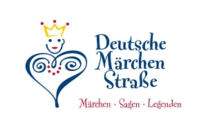 Die Deutsche Märchenstraße berichtet über Märchen, Sagen und Legenden und ihr Symbol ist ein blaues Herz mit verschnörkelten blauen Kreisen in den oberen Ecken und roten Punkten darunter. Über dem Herz befindet sich ebenso in blau und rot eine Gesicht, welches eine gelbe Krone mit roten Punkten oberhalb der Zacken trägt.&nbsp;&copy;&nbsp;Deutsche Märchenstraße e.V.