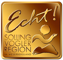 Auf dem Bild ist das Logo der Echt!-Marke der Solling-Vogler-Region zu sehen. Das Logo ist quadratisch mit abgerundeten Ecken und in verschiedenen "Gold"-Tönen. Oben steht in verschnörkelter Schrift "Echt!". Unten links "SOLLING VOGLER REGION" und klein darunter "IM WESERBERGLAND". Auf der rechten Seite befindet sich das Logo der Solling-Vogler-Region, welches aus einer Sonne, darunter einer Welle und ganz unten Bergzügen besteht.&nbsp;&copy;&nbsp;Solling-Vogler-Region im Weserbergland e.V.