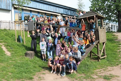 Enthüllung Maskottchen der Energiesparmodelle Die Schulgemeinschaft der Grundschule Halle mit Schulleiterin Simone Steffen-Weber, Samtgemeindebürgermeister Sebastian Rode, der Erste Samtgemeinderat Fred Burkert sowie die Vertreter:innen der Klimaschutzagentur Weserbergland freuen sich mit Ole Vespermann, dass „Globi“ als Maskottchen die Energiesparmodelle begleiten wird. © Samtgemeinde Bodenwerder-Polle