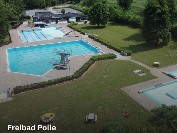 Freibad Polle.jpg Es ist ein Luftbild des Poller Freibades zu sehen. Im Vordergrund rechts ein Becken für Babys und Kleinkinder, in der Mitte links ein großes Schwimmerbecken mit Sprungtürmen und dahinter am oberen Bildrand ein Nichtschwimmerbecken. © Samtgemeinde Bodenwerder-Polle