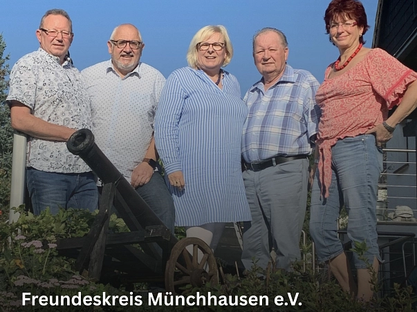 Auf dem Bild ist der Vorstand des Freundeskreis Münchhausen e.V., bestehend aus fünf Personen, zu sehen. Diese stehen nebeneinander hinter einem grünen Gewächs, in welchem eine kleine schwarze Kanonenkugel platziert ist. Von links nach rechts sind zu sehen, der Kassenführer Thomas Schädel, der auf einen Pfahl gelehnt steht und ein hell gemustertes Hemd zu einer Jeans und der Vorsitzende Herr Kühn, ebenfalls mit einem hell gemusterten Hemd zu einer Jeans. Daneben die Schriftführerin Frau Niegel mit einer blau gestreiften langen Bluse. Rechts davon der Beisitzer Herr Wedekind in einem gräulich karierten Hemd zu einer grauen Hose. Ganz rechts steht die stellvertretende Vorsitzende Una Seele in einer Jeans und einem rot gemusterten Oberteil.&nbsp;&copy;&nbsp;Freundeskreis Münchhausen e.V.