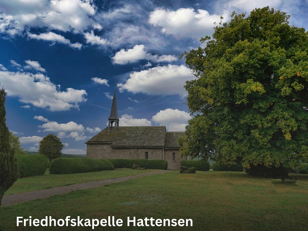 Friedhofskapelle Hattensen.jpg Inmitten von Wiesen und Acker in der Nähe von Ottenstein befinden sich die der Friedhof mit der Friedhofskapelle Hattensen, die mit einem kleinen Kirchturm versehrt ist. Sie ist umgeben von grünen Büschen und Bäumen.
Die kleine Kapelle ist aus Bruchsteinen gemauert und mit einem Sandsteindach versehen. Sie ist im Stil der späten Romantik erbaut und ihre Entstehung wird auf das 13. Jahrhundert geschätzt.
Auf der Friedhof befindet sich auch das Grabmal des Antonio Kongo, einem jungen afrikanischen Tischlergesellen, welches im Schatten der riesigen Friedhofslinde liegt.
Dieses besteht aus zwei schweren Sandsteinplatten, welche am Kopf- und Fußende des Grabes platziert sind. © Samtgemeinde Bodenwerder-Polle/Rolf Sander