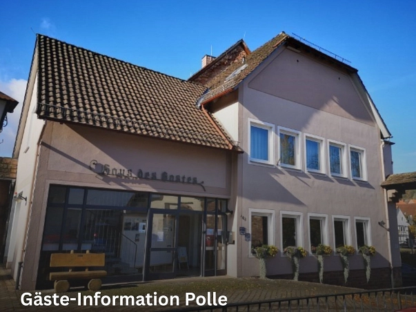 Die Gäste-Information befindet sich in Polle, in der Amtsstraße 4a. 
Wenn man durch den großen Torbogen Richtung Burg geht, befindet sich das Gebäude auf der rechten Seite. Das Haus des Gastes hat zwei Stockwerke und ist in der Farbe altrosa mit dunkelbraunen Dachziegeln versehen, in beiden Etagen sind zwei lange Fensterreihen mit jeweils fünf Fenstern.
Auf der linken Seite des Erdgeschosses ist eine große Glasfront mit der Eingangstür, die oberhalb auch in alter Schrift groß mit „Haus des Gastes“ beschriftet ist.  Wenn man nach rechts geht, befindet sich dort die Gäste-Information.
Außerdem befindet sich in dem Gebäude das Aschenputtelzimmer (kostenlos Eintritt), welches problemlos barrierefrei erreicht werden kann.  
Links um die Ecke sieht man direkt die öffentlichen Toiletten für Damen und Herren.&nbsp;&copy;&nbsp;Samtgemeinde Bodenwerder-Polle