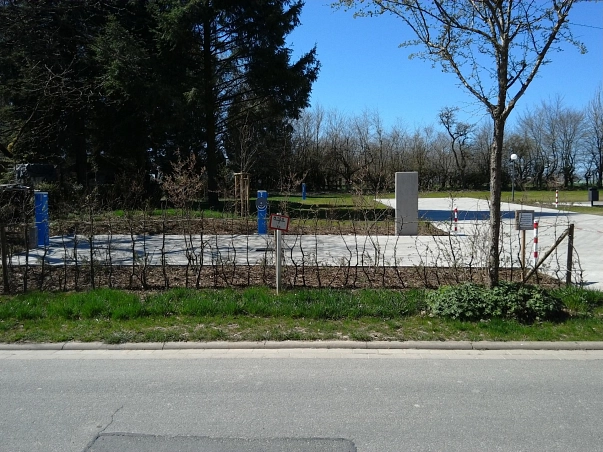 Gesamtansicht Wohnmobilstellplatz Ottenstein Der Wohnmobilstellplatz „Alte Oberförsterei“ in Ottenstein befindet sich in dörflicher Lage auf der Ottensteiner Hochebene. Auf dem Bild ist ein Teil der 19 gepflasterten Stellplätze zu sehen sowie die dazugehörige Möglichkeit zur Stromversorgung.
Der Blick von der Straße aus, zeigt, dass der Platz im Grünen gelegen ist. Zur Straße hin ist eine Hecke zur Abgrenzung gepflanzt. © Flecken Ottenstein