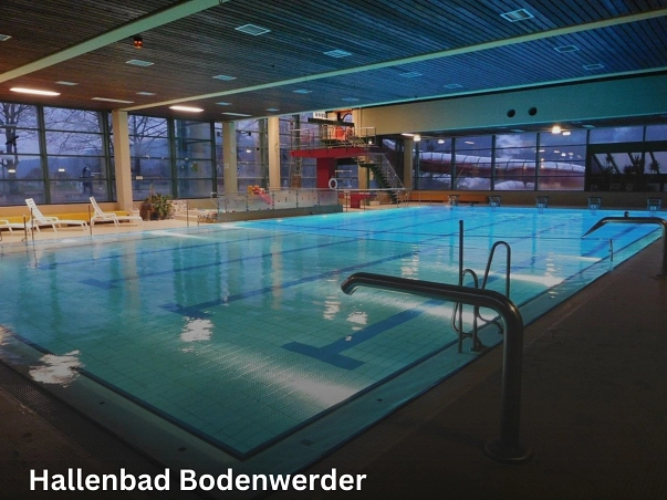 Hallenbad Bodenwerder.jpg Zu sehen ist der Blick ins Hallenbad Bodenwerder bei Dämmerung draußen. Das Wasserbecken im Vordergrund ist beleuchtet. Im Hintergrund links ist eine Fensterfront zu sehen. Im rechten Bereich sind die Räumlichkeiten der Bademeister hinter einer Scheibe zu sehen. © Samtgemeinde Bodenwerder-Polle