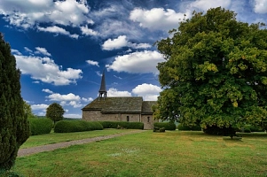 Inmitten von Wiesen und Acker in der Nähe von Ottenstein befinden sich die der Friedhof mit der Friedhofskapelle Hattensen, die mit einem kleinen Kirchturm versehrt ist. Sie ist umgeben von grünen Büschen und Bäumen. 
Die kleine Kapelle ist aus Bruchsteinen gemauert und mit einem Sandsteindach versehen. Sie ist im Stil der späten Romantik erbaut und ihre Entstehung wird auf das 13. Jahrhundert geschätzt. 
Auf dem Friedhof befindet sich auch das Grabmal des Antonio Kongo, einem jungen afrikanischen Tischlergesellen, welches im Schatten der riesigen Friedhofslinde liegt. 
Dieses besteht aus zwei schweren Sandsteinplatten, welche am Kopf- und Fußende des Grabes platziert sind.&nbsp;&copy;&nbsp;Samtgemeinde Bodenwerder-Polle - Rolf Sander