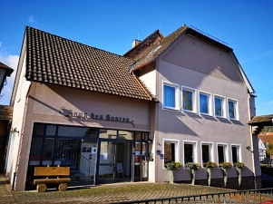 Die Gäste-Information befindet sich in Polle, in der Amtsstraße 4a. 
Wenn man durch den großen Torbogen Richtung Burg geht, befindet sich das Gebäude auf der rechten Seite. Das Haus des Gastes hat zwei Stockwerke und ist in der Farbe altrosa mit dunkelbraunen Dachziegeln versehen, in beiden Etagen sind zwei lange Fensterreihen mit jeweils fünf Fenstern.
Auf der linken Seite des Erdgeschosses ist eine große Glasfront mit der Eingangstür, die oberhalb auch in alter Schrift groß mit „Haus des Gastes“ beschriftet ist.  Wenn man nach rechts geht, befindet sich dort die Gäste-Information.
Außerdem befindet sich in dem Gebäude das Aschenputtelzimmer (kostenlos Eintritt), welches problemlos barrierefrei erreicht werden kann.  
Links um die Ecke sieht man direkt die öffentlichen Toiletten für Damen und Herren.&nbsp;&copy;&nbsp;Samtgemeinde Bodenwerder-Polle