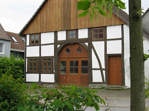 Das Haus Klenke in Ottenstein beherbergte seit dem Bau 1797 die Familie Klenke sowie die Tiere dieser. Der letzte Klenke, der in diesem Haus in der Breiten Straße 67 gewohnt hat, war einer von diesen besonderen Menschen, die bescheiden und ohne Anspruch ein Leben führen, wie sie es von ihren Eltern gelernt haben. 
Heute ist das Fachwerkgebäude mit dem großen Torbogen an der Frontseite zur Straße das Kompetenzzentrum Ottensteiner Hochebene sowie die Heimatstube Haus Klenke.&nbsp;&copy;&nbsp;Manfred Weiner