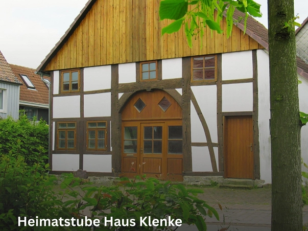 Heimatstube Haus Klenke.jpg Das Haus Klenke in Ottenstein beherbergte seit dem Bau 1797 die Familie Klenke sowie die Tiere dieser. Der letzte Klenke, der in diesem Haus in der Breiten Straße 67 gewohnt hat, war einer von diesen besonderen Menschen, die bescheiden und ohne Anspruch ein Leben führen, wie sie es von ihren Eltern gelernt haben.
Heute ist das Fachwerkgebäude mit dem großen Torbogen an der Frontseite zur Straße das Kompetenzzentrum Ottensteiner Hochebene sowie die Heimatstube Haus Klenke. © Manfred Weiner