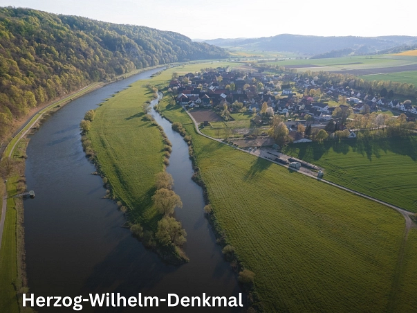Herzog-Wilhelm-Denkmal.jpg Zu sehen ist der Ausblick vom Herzog-Wilhelm-Denkmal bei Rühle auf Pegestorf sowie den Weserarm. Links im Bild ist die Weser zu sehen, die im Hintergrund rechts hinter Pegestorf weiterfließt. © SVR/Koerner Paeslack