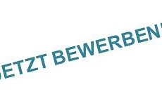 Auf dem Foto befindet sich in großen, petrolfarbenden Buchstaben der folgende Text: Jetzt bewerben!