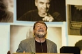 Jürgen von der Lippe steht hinter einem Rednerpult und hält eine Rede. Er trägt eine Brille und ein graues Sakko über einem schwarzen Shirt.&nbsp;&copy;&nbsp;Thorsten Sienk