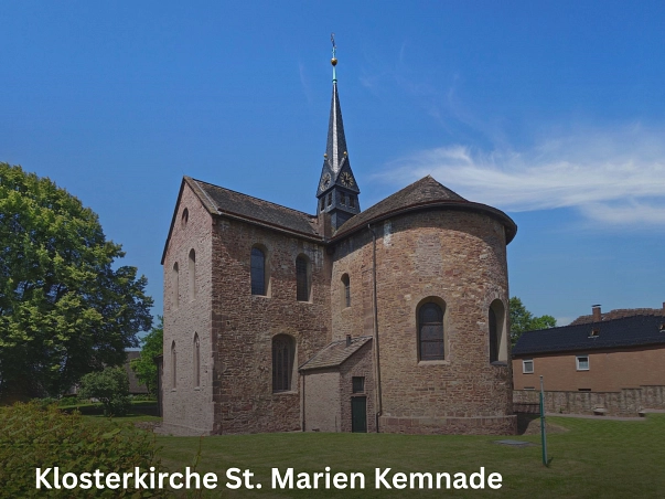 Klosterkirche St. Marien Kemnade.jpg Zu sehen ist die Klosterkirche St. Marien in Kemnade. Diese ist umrahmt von einer Rasenfläche. Links steht ein Baum, rechts ist ein Gebäue im Hintergrund zu sehen. Der linke zu sehende FLügel der Kirche ist eckig gebaut, der rechte Flügel hat eine runde Form. Mittig ist der Kirchturm zu sehen. © Samtgemeinde Bodenwerder-Polle/LeoDesign