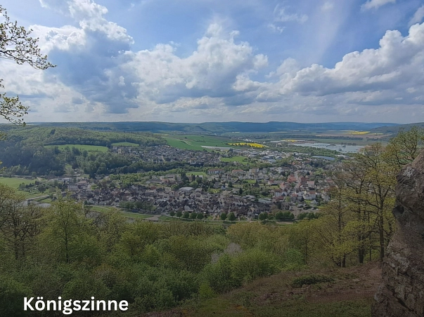 Königszinne.jpg Auf dem Bild ist der Ausblick von der Königszinne Bodenwerder über den Ort zu sehen. Im Vordergrund sind die Wohnhäuser zu sehen. Hinten rechts die Kiesteiche Hehlen und dahinter der Ortsteil Hehlen selbst. Im Hintergrund sind die Gebirgszüge sowie Wiesen, Felder und Wälder zu sehen. © Samtgemeinde Bodenwerder-Polle