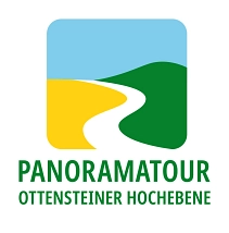 Das Logo der Panoramatour Ottensteiner Hochebene ist in den Farben hellblau, dunkelgrün, gelb und weiß dargestellt. Die Grafik zeigt links ein gelbes Feld, welches die Rapsblüte darstellen soll, für die die Ottensteiner Hochebene bekannt ist. auf der rechten Seite ist eine grüne hügelige Landschaft darstellen soll. Dazwischen schlängelt sich ein weißer Weg. Im oberen Teil wir der hellblaue Himmel dargestellt. Darunter steht in grün der Name der Tour.&nbsp;&copy;&nbsp;Flecken Ottenstein