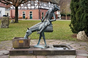 Das halbe Pferd wurde 1962/63 im Rathauspark in Bodenwerder eingeweiht und zeigt den Baron von Münchhausen auf seinem halbierten Pferd. Die Brunnenanlage aus dem das Pferd des Barons trinkt wurde aus Wesersandstein gefertigt und das Pferd und sein Reiter Münchhausen sind aus Bronze hergestellt.  
Diese Ceneri soll eine Anekdote aus dem Türkenkrieg darstellen, bei dem Münchhausen seinen „halben“ Litauer am Marktbrunnen zu Oczakow tränken ließ. 
Münchhausen merkt hierbei erst als sein Pferd aus der Tränke trinkt, dass das Wasser hinten wieder aus dem Litauer rausläuft. 
Der Schöpfer des halben Pferdes ist Bruno Schmitz der dieses anlässlich des 675 jährigen Jubiläums angefertigt hatte. 
Die hintere Hälfte des Pferdes kann am Dampferanleger an der Weserpromenade in Bodenwerder begutachtet werden.&nbsp;&copy;&nbsp;Samtgemeinde Bodenwerder-Polle - Rolf Sander
