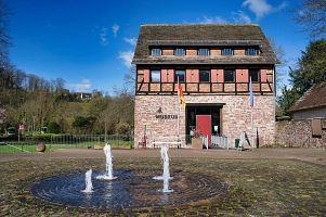 Das Museum in Bodenwerder befindet sich östlich des Rathauses und es führt ein direkter Weg dorthin. Unmittelbar vor dem Eingang befindet sich ein vierstrahliger Brunnen der umgeben von Pflastersteinen ist. 
Es ist ein dreistöckiges historisches Gebäude in dem sich in der obersten Etage eine Sonderausstellung zum Baron befindet. In der ersten Etage befindet sich die Dauerausstellung zum Baron und seinen Geschichten und im Erdgeschoss befindet sich der Eingangsbereich mit Kasse und ersten Ausstellungsstücken. 
Um in das Museum zu gelangen muss man über eine kleine Holzbrücke gehen, da das Museum von einem Graben umgeben ist. Vor dem Eingang durch die rote Museumstür stehen eine Deutschlandfahne und eine Münchhausenfahne sowie eine schöne Sitzgelegenheit um das Ambiente des Rathausparks zu genießen. 
Ähnlich wie beim Brennereihaus bildete hier die nordwestliche Mauer des ursprünglichen Bauwerkes einen Teil der Stadtmauer. Diese wurde im Jahr 1999 bei einer Notbergung in ihrem weiteren Verlauf freigelegt, was ebenfalls auf eine besondere Funktion des Gebäudes hindeutet. So handelte es sich wahrscheinlich bei dem mittelalterlichen Rittergut um den Sitz des Homburger Stadtvogtes. Auch über dem Eingang dieses Gebäudes befindet sich eine Sandsteinplatte mit den Monogrammen von Hieronymus Carl Friedrich Freiherr von Münchhausen und Jacobine von Münchhausen geb. von Dunten sowie der Jahreszahl des zweiten Umbaus der Schulenburg. Beim dritten Umbau 1871 wurde durch den Lohgerber Freise eine Fachwerkkonstruktion im Obergeschoss errichtet. Durch den Einbau zahlreicher Dachfenster und Luken wurde die Funktion des Gebäudes als Gerberei, Lager und Trockenbodens für Häute weiter ausgebaut.&nbsp;&copy;&nbsp;Samtgemeinde Bodenwerder-Polle - Rolf Sander