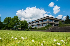Oberschule Bodenwerder Auf dem Bild ist die Oberschule in Bodenwerder zu sehen. Links neben der Schule liegt das Schwimmbad. Der Sportplatz befindet sich in unmittelbarer Nähe. © Oberschule Bodenwerder