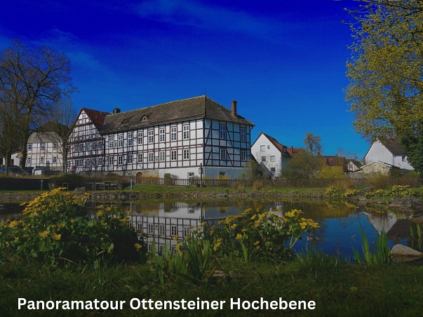 Panoramatour Ottensteiner Hochebene Zu sehen ist der "Startpunkt" der Panoramatour Ottensteiner Hochebene. Dies ist am Dorfteich in der Ortsmitte Ottensteins. Dahinter ist ein großes Fachwerkgebäude zu sehen, dies ist die Landherberge in Ottenstein, welche ein griechisches Restaurant sowie Zimmer beherbergt. © Samtgemeinde Bodenwerder-Polle/Rolf Sander
