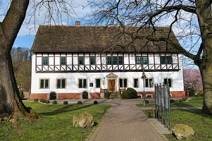 Das Rathaus der Münchhausenstadt Bodenwerder ist das Geburtshaus Münchhausens und wurde von 1603-1609 erbaut. Es gilt als Erinnerungsstätte an Hieronymus Carl Friedrich Freiherr von Münchhausen der hier geboren wurde und einen Teil seiner Kindheit in diesem Haus verbracht hat. 
Das Geburtshaus ist ein dreigeschossiger, sehr stattlicher Bau bei dem über der Eingangstür in Sandstein das Familienwappen Münchhausens, die eigenen Initialen und die seiner Frau und den alten Münchhausen-Wahlspruch „Mine Borg is God“ eingemeißelt. 
Seit 1936 ist es Eigentum der Münchhausenstadt Bodenwerder und dient somit als Rathaus für die Verwaltung. 
Vor dem Eingang befindet sich ein Briefkasten der Samtgemeinde Bodenwerder-Polle sowie eine Klingel für Menschen mit Behinderung. 
Der Weg zum Rathaus ist mit Pflastersteinen abgedeckt und dort sind auf grauen Steinen alle Münchhausenpreisträger auf dem Boden hinterlegt. 
Das Rathaus befindet sich inmitten des Rathausparks und liegt am Münchhausenplatz .&nbsp;&copy;&nbsp;Samtgemeinde Bodenwerder-Polle Rolf Sander