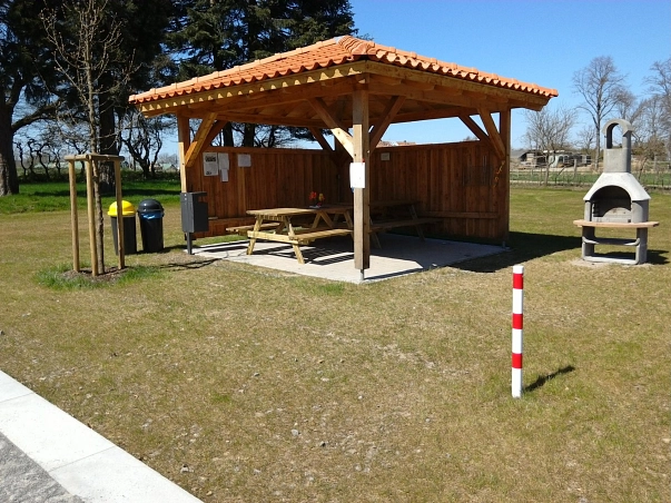 Sitz- und Grillecke Wohnmobilstellplatz Ottenstein Auf diesem Bild des Ottensteiner Wohnmobilstellplatzes „Alte Oberförsterei“ ist die Wetterschutzhütte des Platzes zu sehen. Hier drin befinden sich Tische mit Bänken und die Hütte ist von zwei Seiten geöffnet. An der Rückwand der Hütte werden Informationen für die Gäste ausgehängt.
Rechts neben der Hütte ist eine Grillmöglichkeit angebracht.
Links von der Hütte ist die Müllentsorgung des Platzes zu sehen. © Flecken Ottenstein