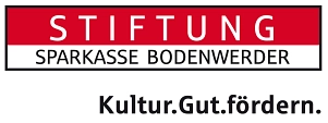 Zu sehen ist auf weißem Hintergrund das Logo der Stiftung Sparkasse Bodenwerder. Das Logo ist viereckig und schwarz umrandet. In der Mitte ist noch ein Trennstrich, wo der obere Teil einen roten und der untere Teil einen weißen Hintergrund hat. Auf dem ro&nbsp;&copy;&nbsp;Stiftung Sparkasse Bodenwerder