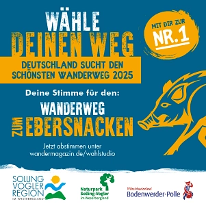 Das Bild hat einen blauen Hintergrund. Unten ist ein weißer Banner darüber mit den Logos der Solling-Vogler-Region, dem Naturpark Solling-Vogler sowie dem Münchhausenland Bodenwerder-Polle. Im Oberen Teil steht in gelber und oranger Schrift: "Wähle deinen Wanderweg - Deutschland sucht den schönsten Wanderweg 2025. Deine Stimme für den: Wanderweg zum Ebersnacken - Jetzt abstimmen unter wandermagazin.de/wahlstudio". Oben rechts steht auf einem orangen Klecks in blau und weiß: "Mit dir zur Nr. 1". Darunter sind die orangenen Umrisse eines Ebers zu sehen.&nbsp;&copy;&nbsp;Solling-Vogler-Region im Weserbergland e.V.