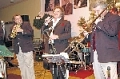 Tony Marshall steht auf der Bühne und singt, während links und rechts von ihm zwei Männer Trompete und Posaune spielen. Alle drei haben ein dunkles Sakko an.&nbsp;&copy;&nbsp;Thorsten Sienk