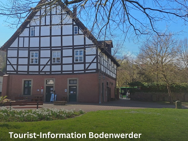 Das historische Gebäude ist das ehemalige Brennereihaus. Das Erdgeschoss besteht aus einem massiven, rotbraunem Bruchsteinmauerwerk.
Die Westseite zur Straße „im Hagen“ des Gebäudes war ursprünglich ein Teil der Stadtmauer. Heute ist dies mit 3 Fenstern in Sandsteinwänden versehen.
Über dem Türsturz des Haupteinganges befindet sich die Inschrift „Georg Otto von Münchhausen / Sybille Wilhelmine von Reden / Anno 1720.
Auf dem Bruchsteinmauerwerk befindet sich doppelgeschössig ein Fachwerkaufbau mit braunem Holzgeflecht. Die Ausmauerung mit Backsteinen wurde weiß verputzt.
Das Gebäude hat ein braunes Satteldach und eine Dacheindeckung mit Wesersandsteinplatten und einen Schornstein.
Im Erdgeschoss des ehemaligen Brennereihauses befindet sich auf der Ostseite die Tourist-Info. Vor dem Eingang steht ein Aufsteller mit Informationen und eine Holzbank, welche zum ausruhen einlädt. Rechts neben dem Eingang befindet sich die öffentliche Herren-Toilette. Wenn sie einmal links um die Ecke gehen befindet sich auf der Nordseite links eine öffentliche Damen-Toilette. Daneben ist der Haupteingang zum Gebäude. Dieser führt zum Bürgerbüro. Links neben dem Torbogen der alten Stadtmauer befindet sich eine Infotafel.&nbsp;&copy;&nbsp;Samtgemeinde Bodenwerder-Polle