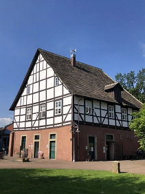 Das historische Gebäude ist das ehemalige Brennereihaus. Das Erdgeschoss besteht aus einem massiven, rotbraunem Bruchsteinmauerwerk.
Die Westseite zur Straße „im Hagen“ des Gebäudes war ursprünglich ein Teil der Stadtmauer. Heute ist dies mit 3 Fenstern in Sandsteinwänden versehen.
Über dem Türsturz des Haupteinganges befindet sich die Inschrift „Georg Otto von Münchhausen / Sybille Wilhelmine von Reden / Anno 1720.
Auf dem Bruchsteinmauerwerk befindet sich doppelgeschössig ein Fachwerkaufbau mit braunem Holzgeflecht. Die Ausmauerung mit Backsteinen wurde weiß verputzt.
Das Gebäude hat ein braunes Satteldach und eine Dacheindeckung mit Wesersandsteinplatten und einen Schornstein.
Im Erdgeschoss des ehemaligen Brennereihauses befindet sich auf der Ostseite die Tourist-Info. Vor dem Eingang steht ein Aufsteller mit Informationen und eine Holzbank, welche zum ausruhen einlädt. Rechts neben dem Eingang befindet sich die öffentliche Herren-Toilette. Wenn sie einmal links um die Ecke gehen befindet sich auf der Nordseite links eine öffentliche Damen-Toilette. Daneben ist der Haupteingang zum Gebäude. Dieser führt zum Bürgerbüro. Links neben dem Torbogen der alten Stadtmauer befindet sich eine Infotafel.&nbsp;&copy;&nbsp;Samtgemeinde Bodenwerder-Polle