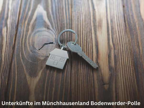 Unterkünfte Münchhausenland BoPo.jpg Zu sehen ist eine Oberfläche aus dunklem gemusterten Holz. Darauf liegt ein Schlüssel, der zusammen mit einem kleinen silbernen Anhänger, der ein haus darstellt, an einem Schlüsselring hängt. © Freepik