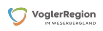 Links ein Dreieck aus je einem blauen, grünen und orangen geschwungenem Balken. Rechts davon steht in groß und grauer Schrift "VoglerRegion" darunter in Großbuchstaben und kleinerer Schriftgröße "IM WESERBERGLAND".&nbsp;&copy;&nbsp;VoglerRegion im Weserbergland