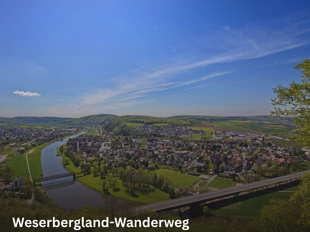Weserbergland-Weg.jpg Su sehen ist der Blick vom Bismarckturm bei Bodenwerder auf Bodenwerder und die Weser. Im Vordergrund ist eine Brücke zusehen sowie direkt dahinter eine alte Eisenbahnbrücke. © Samtgemeinde Bodenwerder-Polle/LeoDesign