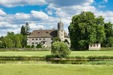 Das Wasserschloss Hehlen ist ein für Repräsentationszwecke erbautes Wasserschloss, welches als eines der ersten Schlösser im Stil der Weserrenaissance gilt.
Das Schloss wurde von 1579 bis 1584 vom Obristen Fritz von der Schulenburg und seiner Ehefrau Ilse von Saldern erbaut. Bis 1956 blieb es im Besitz der Nachkömmlinge von der Schulenburg. 1958 erwarb es der Inhaber des hannoverschen Unternehmens „Machwitz Kaffee“, in dessen Familienbesitz das Schloss sich noch heute befindet.

Das Weserrenaissance Schloss Hehlen liegt nordöstlich vom Dorfe an der Weser und ist von einem Wassergraben umgeben. Der fast schmucklose Vierflügelbau um einen quadratischen Hof hat zwei achteckige Treppentürme in den gegenüberliegenden Binnenwinkeln. Drei Stockwerke aus ursprünglich verputztem Kalkbruchstein mit regelmäßig gereihten und gekuppelten Fenstern und hohe Walmdächer, in Sollingplatten eingedeckt, mit breiten Schleppluken und Gauben, prägen den Bau.&nbsp;&copy;&nbsp;Samtgemeinde Bodenwerder-Polle - Rolf Sander