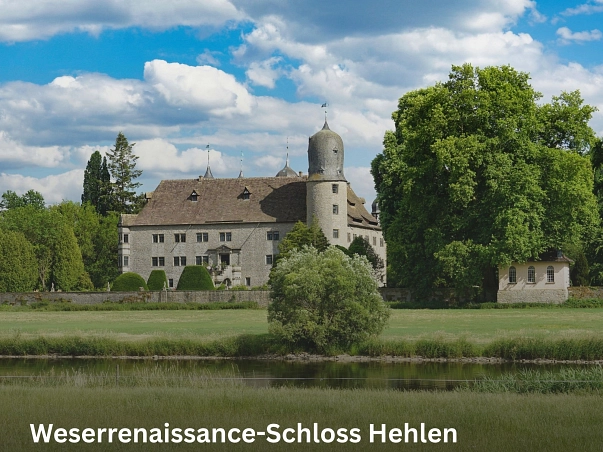 Weserrenaissance-Schloss Hehlen.jpg Das Wasserschloss Hehlen ist ein für Repräsentationszwecke erbautes Wasserschloss, welches als eines der ersten Schlösser im Stil der Weserrenaissance gilt.
Das Schloss wurde von 1579 bis 1584 vom Obristen Fritz von der Schulenburg und seiner Ehefrau Ilse von Saldern erbaut. Bis 1956 blieb es im Besitz der Nachkömmlinge von der Schulenburg. 1958 erwarb es der Inhaber des hannoverschen Unternehmens „Machwitz Kaffee“, in dessen Familienbesitz das Schloss sich noch heute befindet.
Das Weserrenaissance Schloss Hehlen liegt nordöstlich vom Dorfe an der Weser und ist von einem Wassergraben umgeben. Der fast schmucklose Vierflügelbau um einen quadratischen Hof hat zwei achteckige Treppentürme in den gegenüberliegenden Binnenwinkeln. Drei Stockwerke aus ursprünglich verputztem Kalkbruchstein mit regelmäßig gereihten und gekuppelten Fenstern und hohe Walmdächer, in Sollingplatten eingedeckt, mit breiten Schleppluken und Gauben, prägen den Bau. © Samtgemeinde Bodenwerder-Polle/Rolf Sander