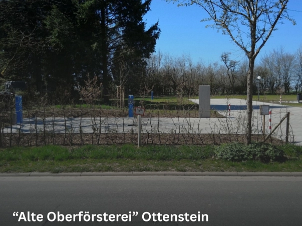 Der Wohnmobilstellplatz "Alte Oberförsterei" in Ottenstein ist ein kleiner Stellplatz auf der Ottensteiner Hochebene. Zu sehen sind die gepflasterten Stellplätze&nbsp;&copy;&nbsp;Flecken Ottenstein